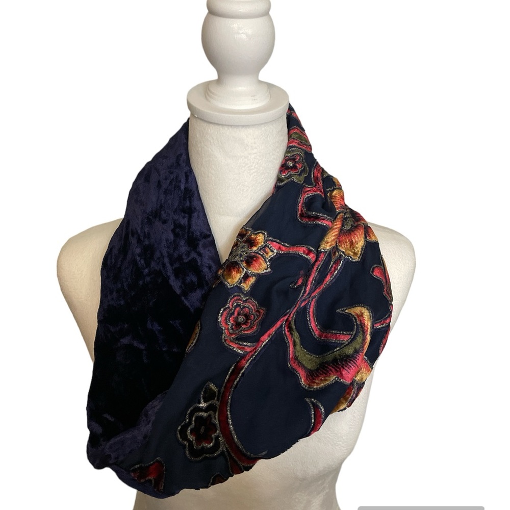 Beautiful Elizabeth Gillett Scarf